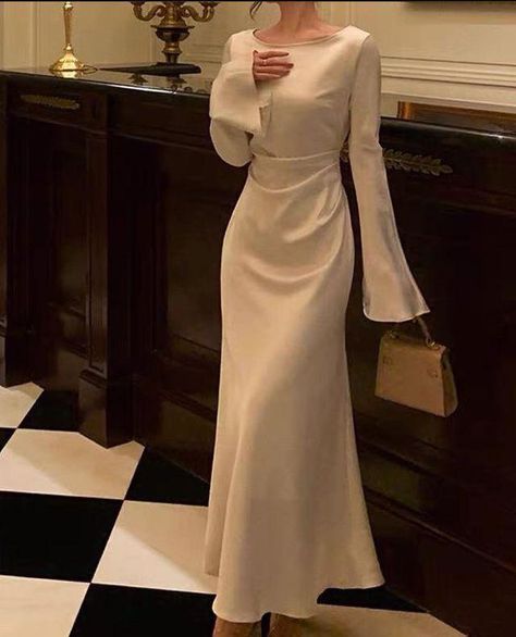 Body Fit Dress Long, Baju Bridesmaids, Dress Hijab Simple, Simple Silk Dress, Bridesmaid Dresses Hijab, Simple Party Dress, Vintage Silk Dress, Modest Evening Dress, Kebaya Dress