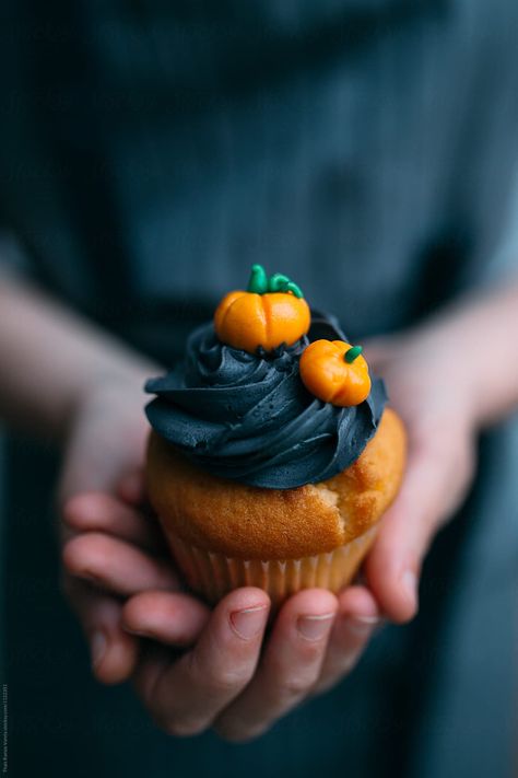 Cupcake Photography, Halloween Breakfast, Food Art Photography, Halloween Cupcake, Dessert Photography, Basque Country, Halloween Desserts, Halloween Cupcakes, Halloween Recipes