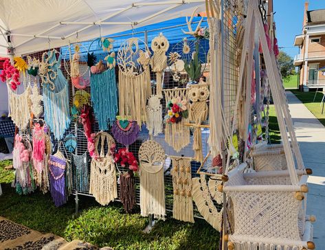 Dreamcatcher Display Booth, How To Display Macrame At A Craft Show, Macrame Market Stall, Vendor Booth Display Ideas Macrame, Macrame Exhibition Display, Macrame Workshop Setup, Dream Catcher Craft, Fair Display, Makramee Diy