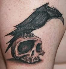 Raven Tattoo Meaning, Rabe Tattoo, Tattoos Masculinas, Bird Tattoo Meaning, Vogel Tattoo, Kunst Tattoos, Crow Tattoo, Raven Tattoo, Halloween Tattoo