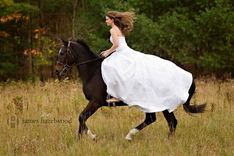 horseback weddings | 19 Breathtaking Photos of Brides on Horseback « HORSE NATION Horse Wedding Photos, Equestrian Wedding, Horse Wedding, Western Wedding, Shooting Photo, Horse Photos, Horse Photography, Horse Pictures, White Horse