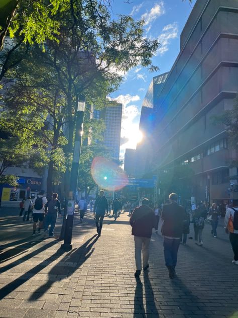 Students walking in the sun by university in the city Canadian University Aesthetic, Student Life In Canada, University Of Toronto Aesthetic, Romanticizing University, York University Toronto, Toronto Metropolitan University, Canada Toronto City, Uni Fits, Canadian Universities