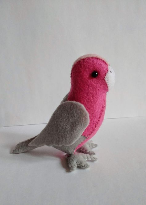 Felt Parrot, Parrot Pattern, Crochet Parrot, Felt Toys Diy, Felt Plushie, Steiner Waldorf, Bird Plush, English Adjectives, Felt Animal Patterns