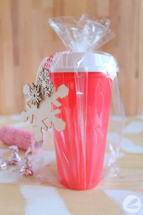 starbucks cup gift idea How To Wrap Cups Gift Ideas, Diy Coworker Gifts, Christmas Gift Ideas For Coworkers, Starbucks Cup Gift, Gift Ideas For Coworkers, Unique Christmas Gift Ideas, Creative Christmas Crafts, Cup Gift Set, Starbucks Diy