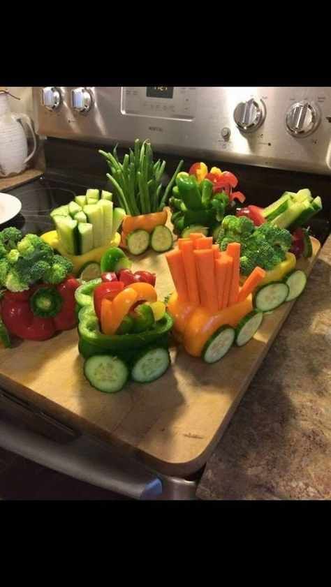 diy food baby shower train ideas for food - an easy DIY, vegetable pepper train! diy food Train Baby Shower Theme, Baby Shower Theme Ideas, Train Baby Shower, Elephant Food, Baby Reveal Cakes, Baby Shower Food For Girl, Baby Shower Pictures, Vegetable Tray, Elephant Baby Showers