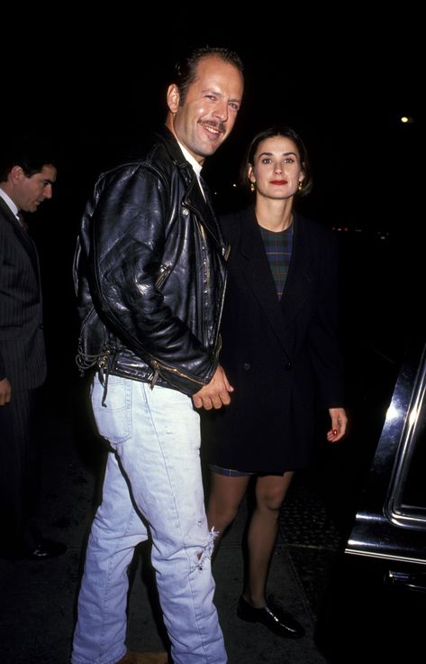 Bruce Willis and Demi Moore's style in 19 images | Vogue Paris Bruce Willis 90s, Bruce Willis Young, Hollywood Restaurants, African Print Maxi Skirt, Vogue France, Planet Hollywood, 90s Looks, Demi Moore, Bruce Willis