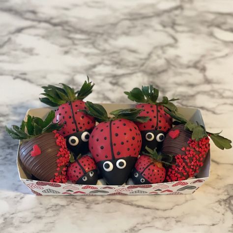 A family of Chocolate Covered Strawberries Lady Bugs 🥰 Ladybug Chocolate Covered Strawberries, Fun Chocolate Covered Strawberries, Chocolate Covered Strawberries Ideas Birthday, Flower Chocolate Covered Strawberries, Summer Chocolate Covered Strawberries, Ladybug Strawberries, Chocolate Covered Strawberry Ideas, Decorating Strawberries, Strawberry Ladybugs