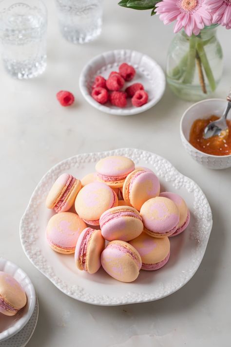 Peach Melba Cake, Peach Melba Dessert, Peach Macaron, Le Macaron, Peach Melba, How To Make Macarons, Macaron Flavors, French Macaroons, Macaroons