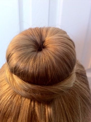 This ballet bun takes just a few minutes, and is SO EASY!! And, this post is a little different from my usual posts.  The first year my oldest daughter danced (8 years ago) she had VERY fine hair (... Ballerina Hairstyle, Bun Maker Tutorial, Hair Updos Easy, Updos Easy, Ballet Essentials, Famous Ballerinas, Ballet Hair, Ballet Hairstyles, Ballet Bun