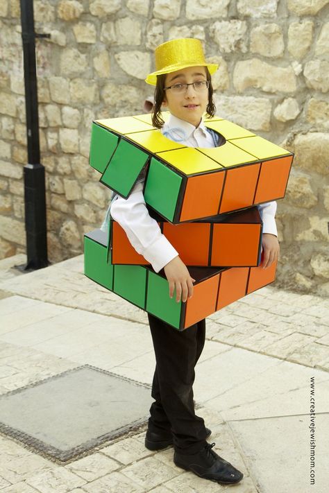 Diy Rubiks Cube Costume, Rubik’s Cube Costume, Rubix Cube Costume, Beer Pong Costume, Rubiks Cube Costume, Last Minute Halloween Costumes Ideas, Diy Last Minute Halloween Costumes, Blues Clues Costume, Seven Dwarfs Costume