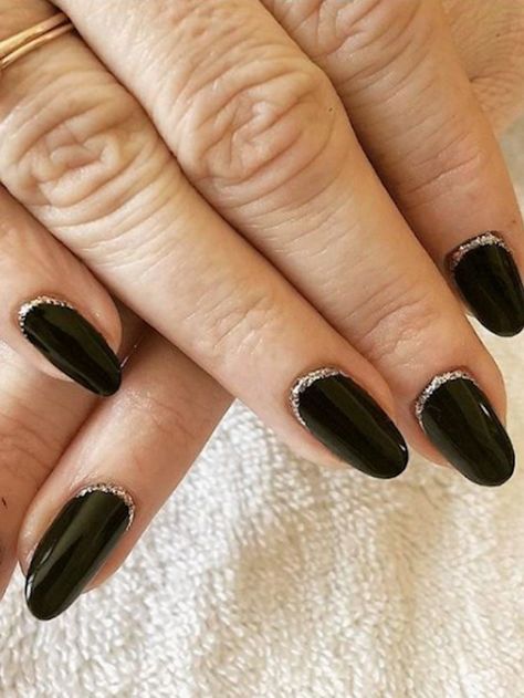 Gold Gel Nails, Black Gold Nails, Nye Nails, Hoco Nails, Black Nails With Glitter, Elegant Manicure, Black Acrylic Nails, Gold Glitter Nails, Short Nail Designs