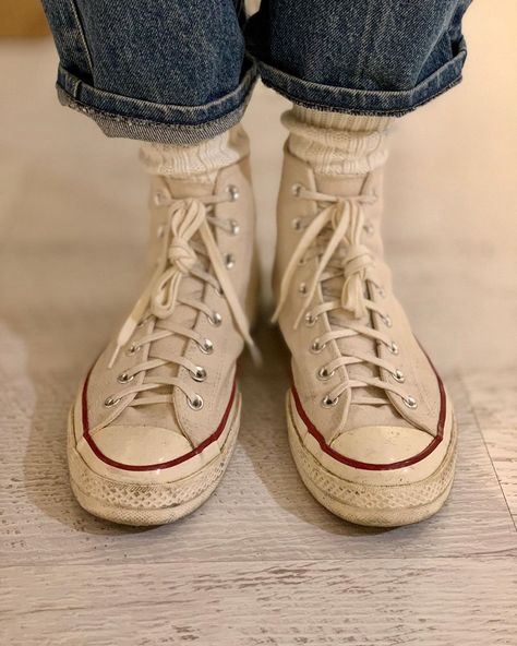 BEBOP on Instagram: “#BEBOPSELECTS  #converse #1970s #ChuckTaylor #AllStar from @mtsneakerdept /  #Decka #White #Socks from @moderntimeshk / #Vintage #Levis…” Chuck Taylor 70s Outfit, Converse White Outfit, 70s Outfits Men, Converse 1970s, Converse 70s, Converse Style Women, White Converse Outfits, Converse Vintage, Converse Style