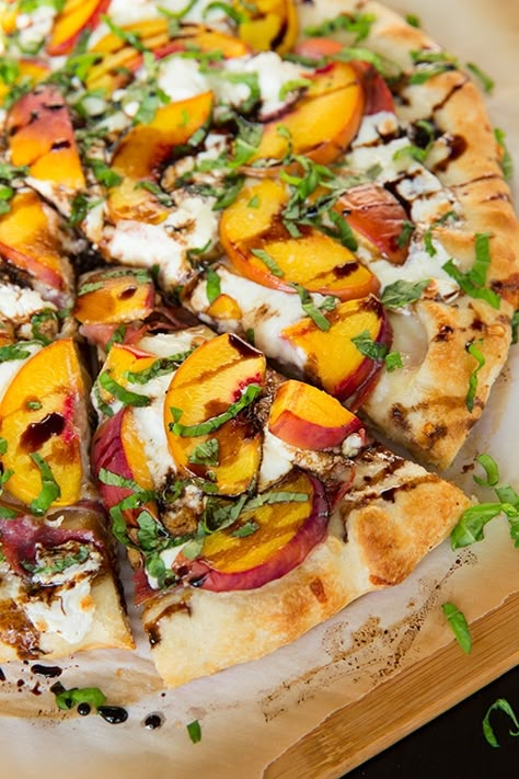 Peach Prosciutto, Peach Pizza, Burrata Pizza, Ricotta Pizza, Prosciutto Pizza, Savory Tarts, Apricot Recipes, Naan Pizza, Organic Kitchen