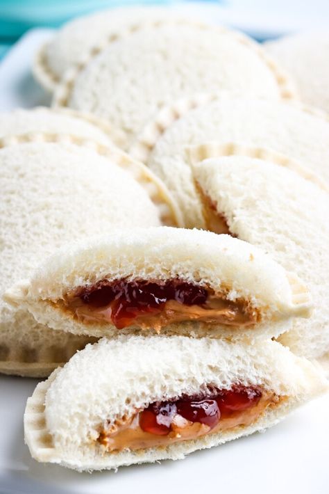 Kids love the famous Smuckers Uncrustable sandwiches that are stuffed with their favorite combination of peanut butter and jelly. Now you can make homemade uncrustables! Making them at home will save you money and the kids are sure to devour them. Picnic Food Kids, Homemade Uncrustables, Homemade Grape Jelly, Kid Sandwiches, Peanut Butter Jelly Sandwich, Easy Picnic Food, Summer Picnic Food, Picnic Snacks, Peanut Butter Bread