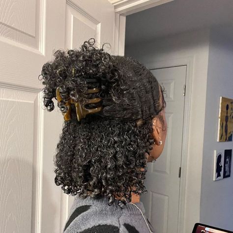 12 Claw Clip Hairstyles To Save This Season Claw Clip Hairstyles, Cute Natural Hairstyles, Hairstyles 2024, Quick Natural Hair Styles, Cute Curly Hairstyles, Pelo Afro, Clip Hairstyles, Natural Curls Hairstyles, Hairdos For Curly Hair