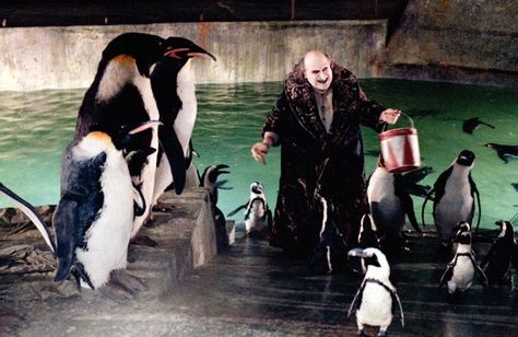 Still of Danny DeVito in Batman Returns (1992) Penguin Costume Batman, Batman Returns Penguin, The Penguin Batman, Batman Returns 1992, Keaton Batman, Penguin Costume, Batman Vs Joker, Batman Drawing, Tim Burton Films