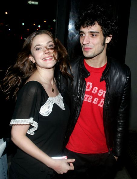 drew-barrymore-and-fabrizio-moretti Drew Barrymore And Fabrizio Moretti, Drew Barrymore Fabrizio Moretti, Fab Moretti, Drew Barrymore 50 First Dates, Drew Barrymore Mad Love Hair, Mad Love Movie Drew Barrymore, Drew Barrymore Show, Highway Star, The Voidz