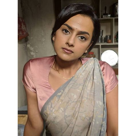 96 Likes, 1 Comments - News Mantra (@news_mantra) on Instagram: “@shraddhasrinath during shoot of #jersey movie. #shraddha #shraddhasrinath #shraddhasrinathhot…” Shraddha Srinath, Jersey Movie, Indian Saree Blouse, Indian Saree Blouses Designs, Hot Women Dress, Half Saree, Actress Photos, Indian Sarees, Desi Beauty