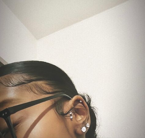 Pretty Ear Piercings, Quick Natural Hair Styles, Edges Hair, Cute Ear Piercings, Cute Piercings, Piercings Unique, Slick Hairstyles, Body Piercings, Tragus Piercings