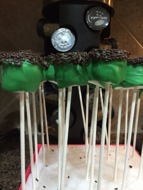 Hulk Rice Krispie Treats, Hulk Birthday Party Cake, Hulk Cake Pops, Hulk Snacks, Hulk Food Ideas, Hulk Desserts, Hulk Birthday Treats, Hulk Kit Kat Cake, Hulk Birthday Parties