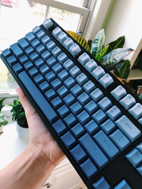 Black keyboard with blue (ocean) keycaps Blue Gaming Keyboard, Keybored Aesthetic, Painted Keyboard Diy, Aesthetic Wallpaper Keyboard, Black And Blue Gaming Setup, Blue Mechanical Keyboard, Black Keyboard Aesthetic, Blue Keyboard Aesthetic, Blue Pc Setup