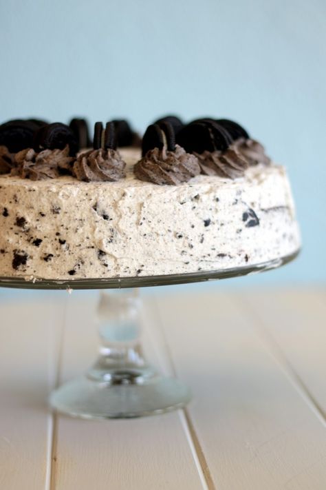 Oreo Cake Oreo Whipped Cream Frosting, Cake With Whipped Frosting, Oreo Whipped Cream, Peanut Butter Mousse Pie, Oreo Torte, Homemade Oreo Cookies, Oreo Cookie Cake, Yellow Cake Recipe, Whipped Frosting