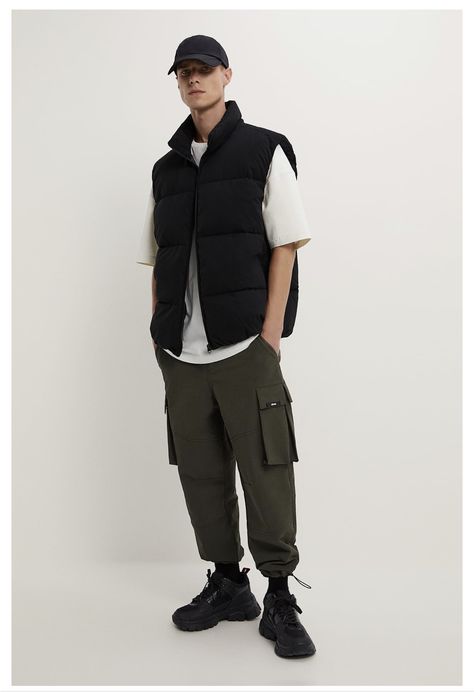 Cargo Joggers Outfits, Cargo Pants Street Style, Outfit Cowok, Puffer Vest Outfit, Casual Fashion Trends, Joggers Outfit, Nylon Pants, Mens Fashion Casual Outfits, Professional Attire