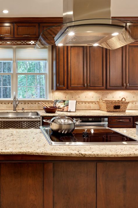 Cream Backsplash Kitchen Dark Cabinets, Granite With Brown Cabinets, Brown Kitchen Countertops Granite Colors, Kitchen Backsplash Ideas Brown Cabinets, Granite Countertops With White Cabinets, Kitchen Backsplash Ideas Farmhouse, Gold Granite Countertops, Cream Travertine, Brown Granite Countertops