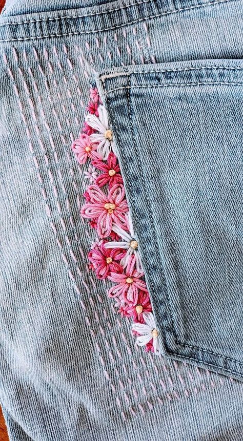 16 Creative Denim Embroidery Ideas That Will Save Your Favorite Jeans (visible mending is a beautiful thing!) Denim Jacket Embroidery Ideas, Denim Jacket Embroidery, Embroidery Jeans Jacket, Tin Ideas, Embroidery Jeans Diy, Altered Clothes, Embroidery Clothes, Altoids Tin, Queen Outfits