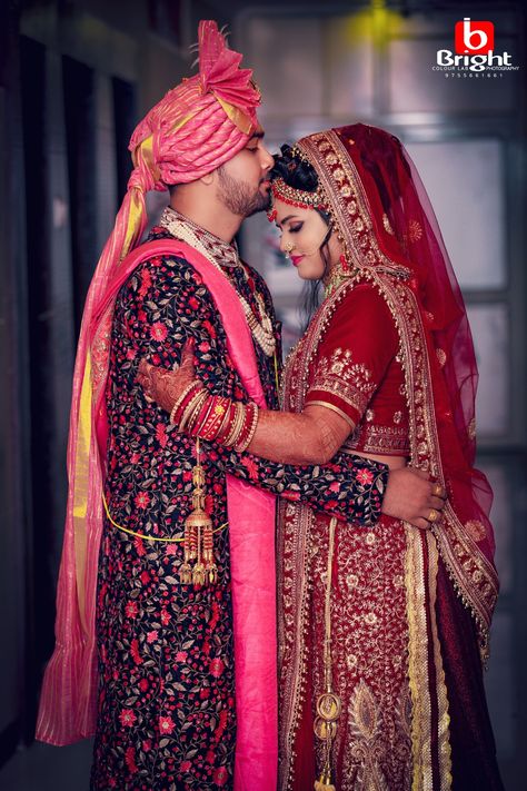 Close Up Poses For Couples, Kapl Photo, Copul Poses, Groom Poses Indian, Dulha Dulhan Couples Photography, Marriage Couple Photography, Couple Wedding Dress Indian Hindu, Wedding Closeup, शादी की तस्वीरें