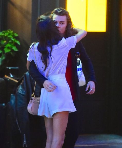 Harry Styles pictured kissing Victoria's Secret model Sara Sampaio goodbye. London Outfit Summer, Harry Styles Kissing, Harry Styles Concert Outfit, Harry Styles One Direction, Harry Styles 2015, Harry Styles Drawing, Harry Styles Face, Harry Styles Funny, New York Night