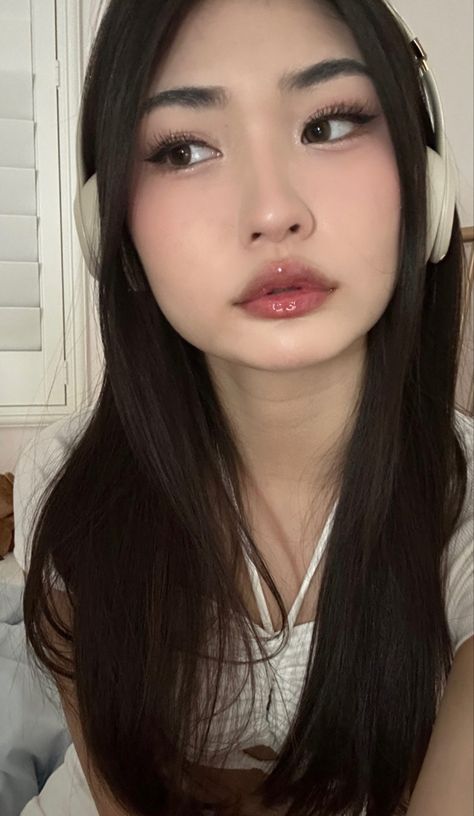 julia ma makeup cute aesthetic inspo Julia Ma, Korean Makeup Trends, Angel Makeup, Makeup Cute, Soft Makeup Looks, Ulzzang Makeup, Ethereal Makeup, Cute Makeup Looks, Kiss Makeup