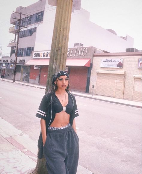 90s Poses, 90s Latina Fashion, Chola Outfit, 90s Hip Hop Outfits, Chica Hip Hop, Chicana Style Outfits, Look Hip Hop, Ragazza Gangsta, Los Angeles Streetwear