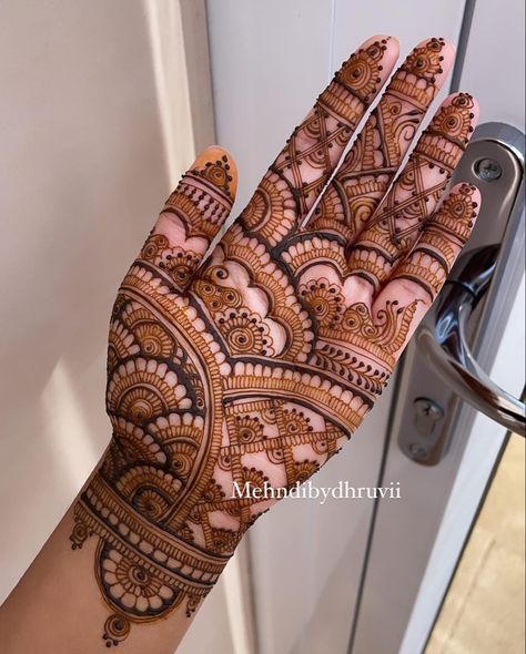 Mahendi Designs Latest Simple, Frant Mehandi Designs, Half Mehndi Design, Mehendi Design Bridal Mehndi, Mehndi Designs Traditional, Mehendi Designs For Hands Simple, Elegant Mehndi Designs, Mehendi Designs For Hands, Beautiful Simple Mehndi Design