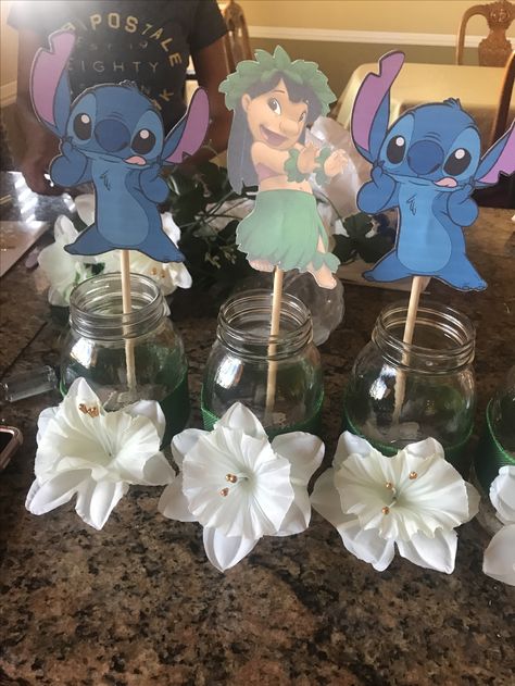 LILO and stitch Lilo And Stitch Table Decorations, Lilo And Stitch Birthday Party Centerpieces, Stitch Baby Shower Centerpieces, Lilo And Stitch Centerpiece Ideas, Stitch Table Centerpieces, Stitch Centerpiece Ideas, Lilo And Stitch Centerpieces, Lilo Y Stitch Cumpleaños, Cumple De Stitch Ideas