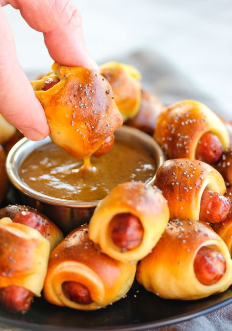 Mini Pretzel Dogs, Football Finger Foods, Pretzel Dogs, Mustard Dip, Mini Hamburgers, Easy Dinner Recipes Crockpot, Crowd Pleasing Appetizers, Mini Pretzels, Pretzel Sticks