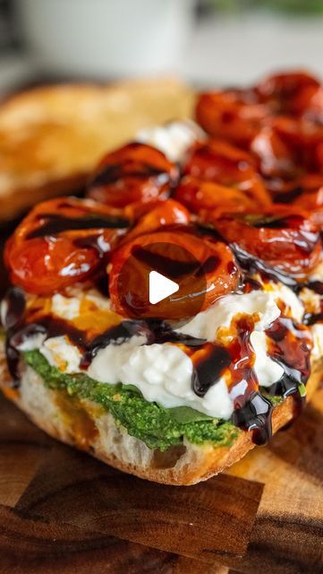 Cold Caprese Sandwich, Burrata Tomato Sandwich, Tomato Burrata Toast, Burrata Caprese Sandwich, Burrata Sandwich Recipe, Dinner Ideas Sandwiches, Burrata Lunch, Baguette Ideas, Basil Sandwich