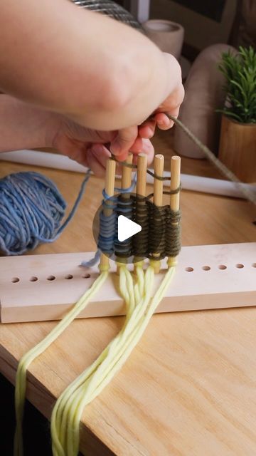 How To Loom, Peg Loom Weaving Projects, Peg Weaving, Peg Loom Weaving, Diy Loom, Loom Board, Rainbow Loom Patterns, Rainbow Loom Designs, Loom Projects