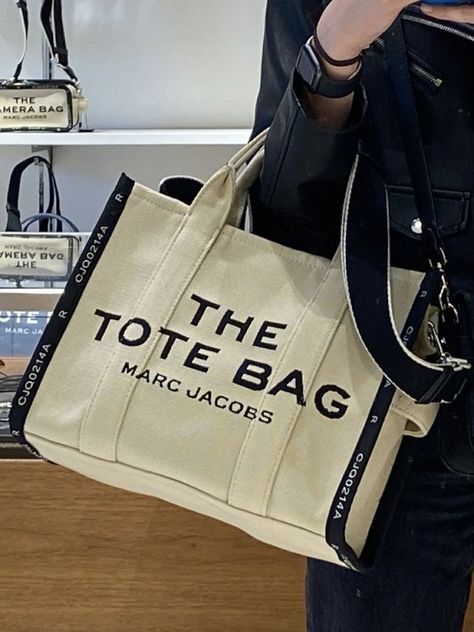 Designer Shopping Bags Aesthetic, Bags For School Aesthetic, Marc Jacobs Tote Bag Outfit, Marcjacobs Totebag, The Tote Bag Marc Jacobs, Marc Jacobs Tote Bag, Tote Bag Outfit, Marc Jacobs Snapshot Bag, Everyday Bag Essentials