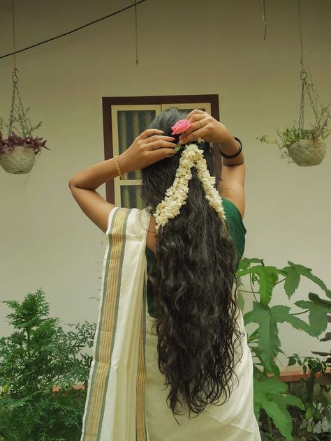 Saree With Curly Hair, Curly Hair Saree Look, Onam Hairstyles For Women With Jasmine, South Indian Girl Aesthetic, Saree Curly Hair, Long Hair Desi, South Indian Photoshoot, Long Hair Indian Women, Onam Aesthetic