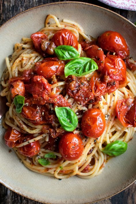 Tomato Confit Spaghetti. A really simple summer pasta recipe that highlights sweet tomatoes in a rich & savory way. Topped with lots of parmesan and basil! -The Original Dish, www.theoriginaldish.com Summer Tomato Recipe, Tomato Confit, The Original Dish, Summer Pasta Recipes, Recipe Tomato, Summer Recipe, Tasty Pasta, Spaghetti Recipes, Tomato Recipes