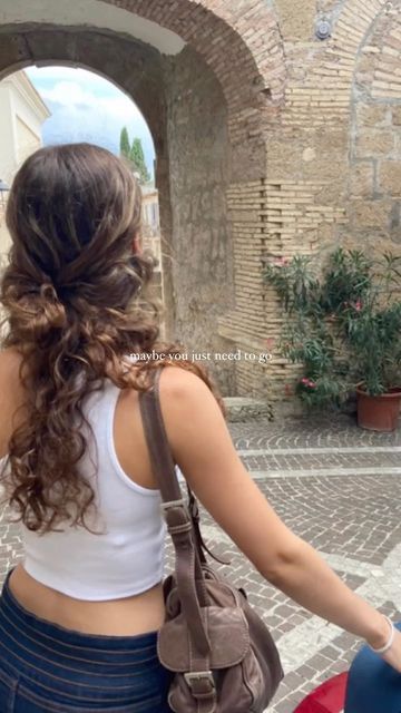 Wedding Guest Hair Natural Curly, Type 2 Hairstyles, Italy Hairstyles, Fairytopia Mermaidia, Sun Morning, Aesthetic Clean Girl, Outfit Retro, Aesthetic Clean, Ocean Surf