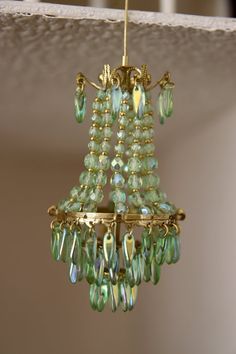 Miniature Lamps, Dollhouse Chandelier, Green Chandelier, Dollhouse Lighting, Dollhouse Miniature Tutorials, Doll Furniture Diy, Doll House Plans, Dollhouse Miniatures Diy, Miniature Projects