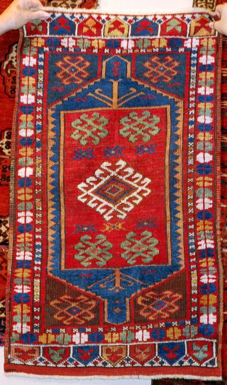 This yastik was described as from Karapinar.  Different color and design.  Morehouse offers a similar design (number 79) and places his in Mucur, although he admits it narrowness is not “pure” Mucur. Awesome Rugs, John Howe, Antique Persian Carpet, Turkish Textiles, Textile Museum, Turkish Culture, Persian Motifs, Design Number, Persian Design