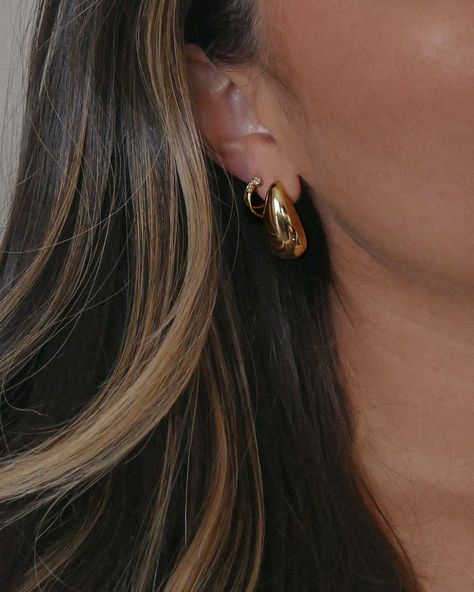 Gold statement tear drop stud earrings paired with a gold double hoop cubic zirconia detail earring Aesthetic Jewelry Earrings, Gold Earrings Drop, Golden Jewelry Earrings, Gold Droplet Earrings, Botegga Earrings Outfit, Gold Earrings Formal, Earings Aesthetics Gold, Gold Formal Jewelry, Golden Earing Jewelry