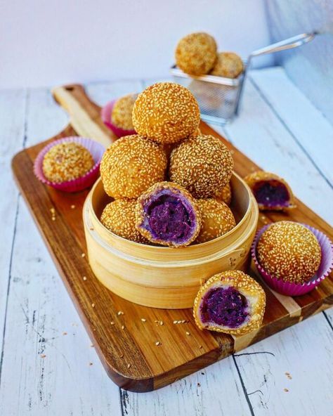 Pandan Honeycomb Cake, Tapioca Dessert, Banh Bo, Sesame Balls, Hmong Food, Ube Recipes, Honeycomb Cake, Vietnamese Dessert, Asian Dessert