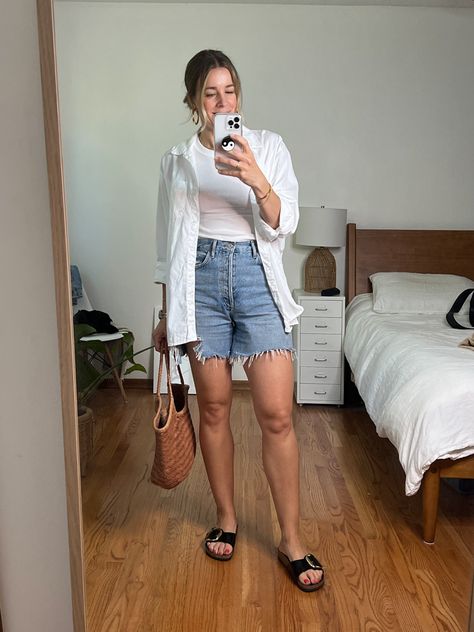 Minimal Aesthetic Outfits Summer, Casual Comfortable Summer Outfits, Denim Shorts Outfit 2023, Spring To Summer Outfits, Hot Summer Outfits 2023, Portland Outfits Summer, Cool Mom Summer Outfits, Hot Weather Outfits Casual, Late Summer Outfits Casual