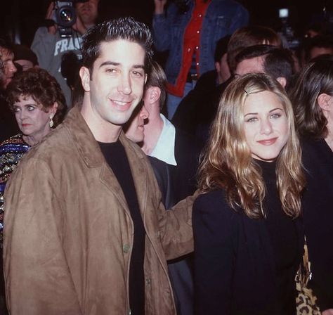 27 Photos Of The "Friends" Cast Being Friends In Real Life Scream 2, Ross And Rachel, Courtney Cox, Jenifer Aniston, Jen Aniston, David Schwimmer, Friends Cast, Ross Geller, Friends Tv Series