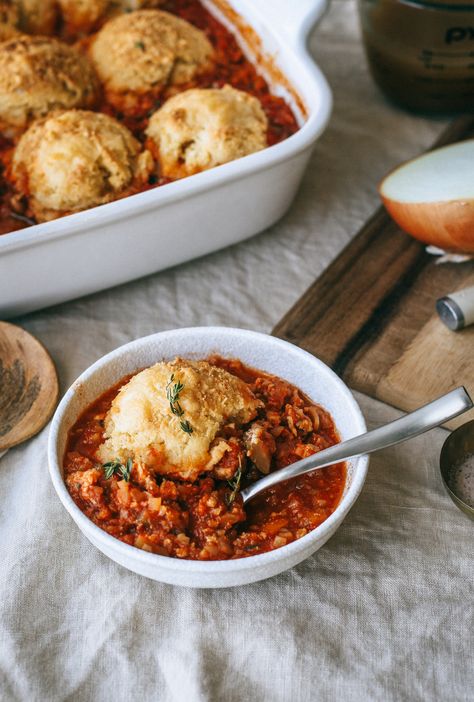 Biscuit Topped Chili || Gathered Nutrition Paleo Chicken Chili, Easy Chicken Chili, Paleo Comfort Food, Almond Flour Biscuits, Simple Paleo, Flour Biscuits, Gf Dinner, Paleo Sides, Paleo Main Dishes