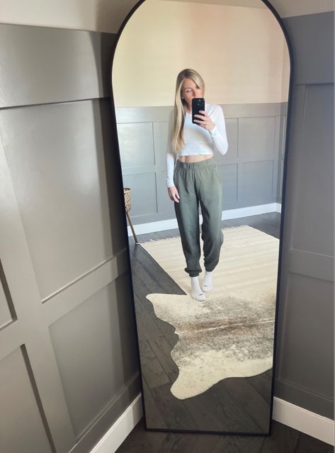 Lululemon Winter Outft Outfit Winter 2022, Lululemon Outfit Winter, Lululemon Sweatpants, Lululemon Outfit, Lululemon Outfits, Comfy Sweatpants, Aritzia Tna, Outfit Winter, Winter 2022